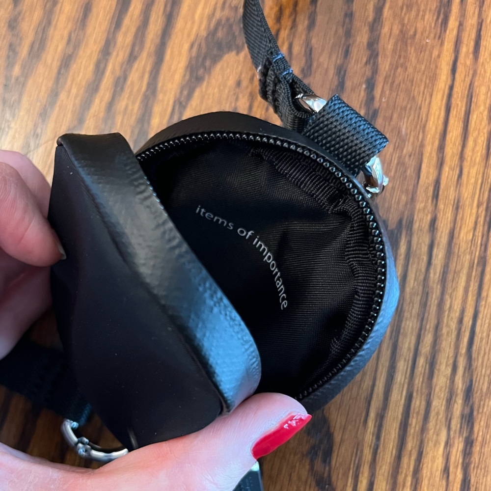 Lululemon Black Phone Crossbody - Picture 4 of 4